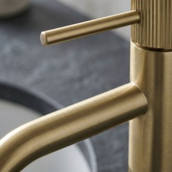 Bateria umywalkowa Rea Lungo Stripe Złota Szczotkowana Niska