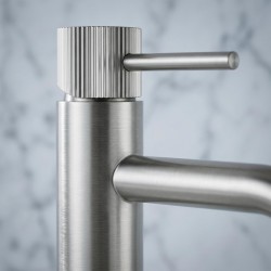 Bateria umywalkowa Rea Lungo Stripe Nikiel Szczotkowany Wysoka